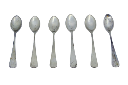 Conjunto de seis colheres de café em prata lisa com os cabos a expedir.